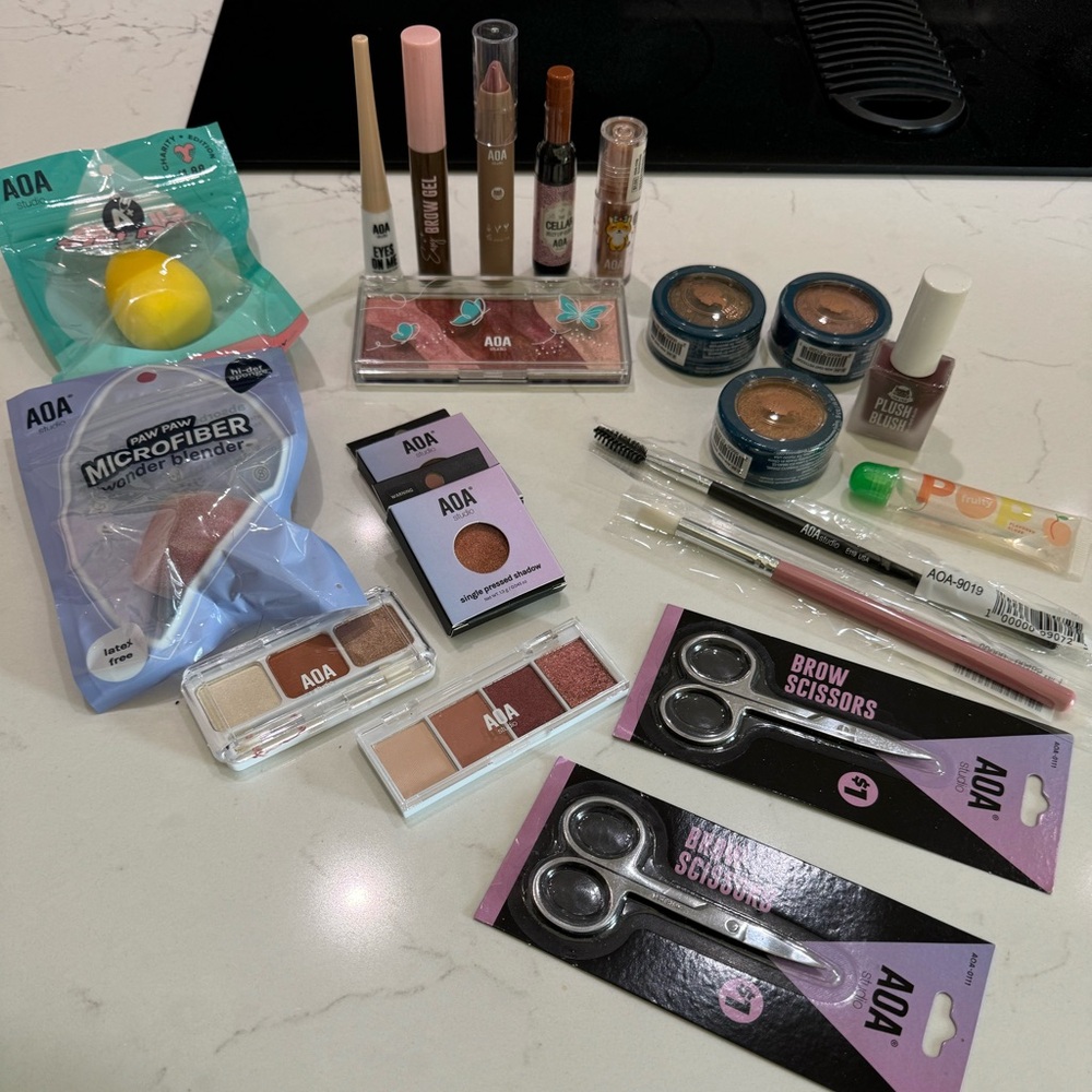 AOA studio 21 piece makeup bundled. Unopened